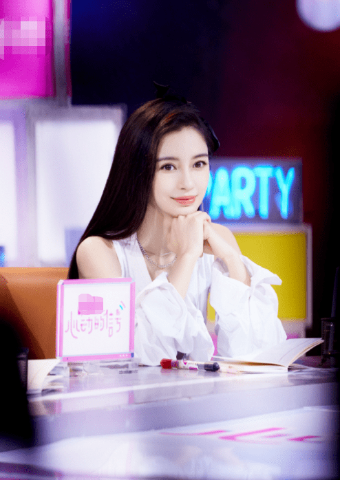 女神|杨颖穿露肩上衣女神范十足！雪肤透明娇嫩太性感甜美