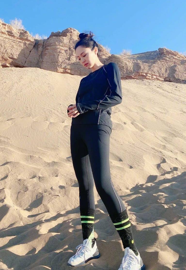 一身|被董璇的“女团身材”惊艳到，这腰细到单手可握，真看不出有41岁