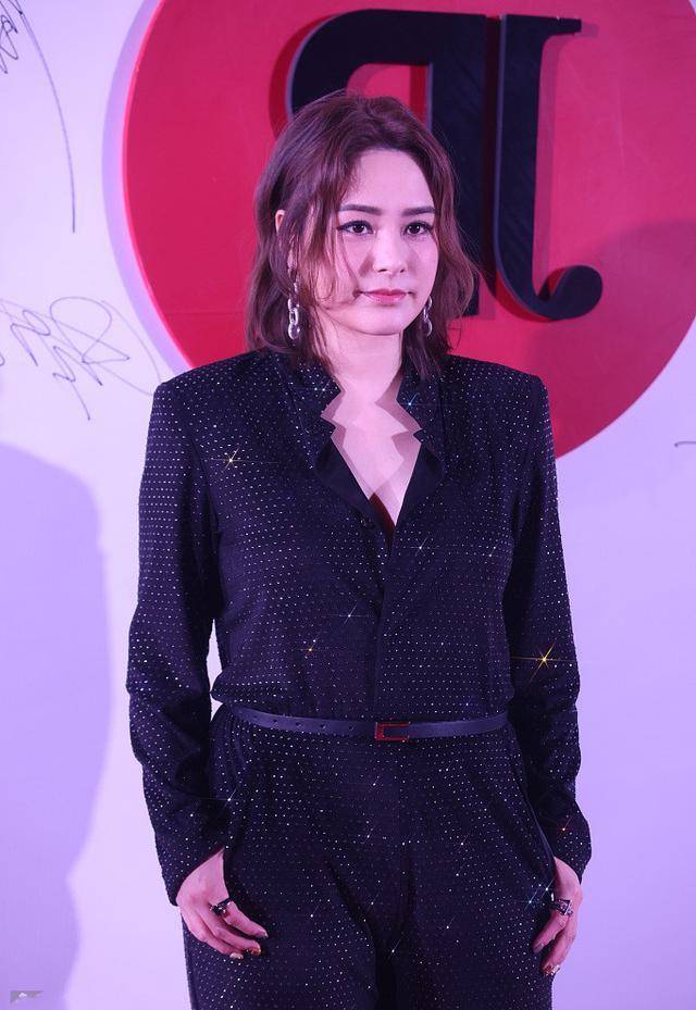 整体|阿娇穿黑色T恤配长裤，很好地隐藏了自己的肥肉，气质美得出尘