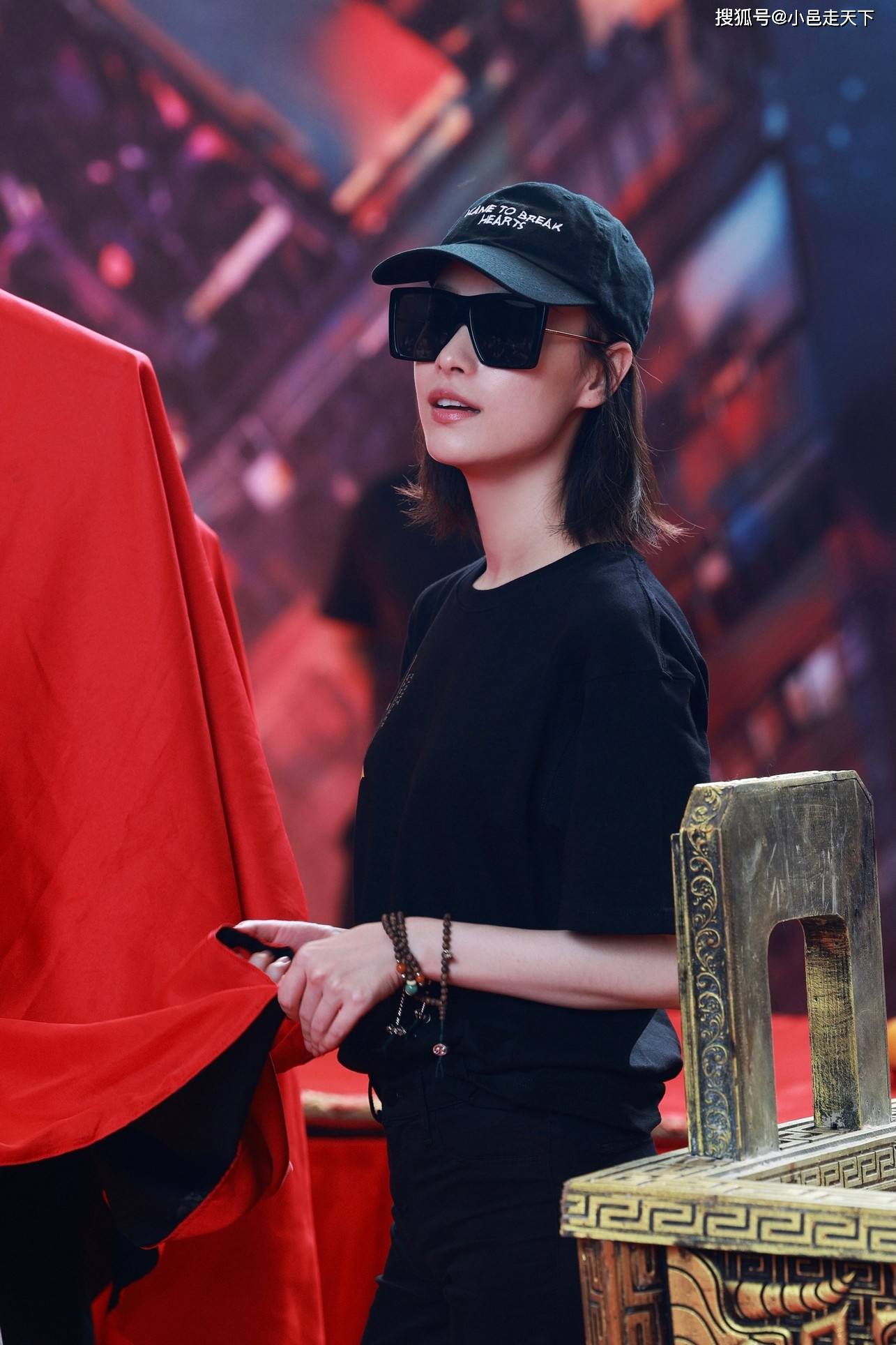 倪妮夜旅人开机活动照