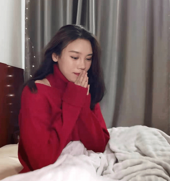 蹦床|蹦床亚军刘灵玲口红色号大火！私服爱穿紧身针织衫，港式风情超美