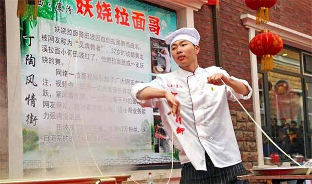 原创当年的拉面哥走红后娶女粉丝炒老板鱿鱼后另开面馆过的如何