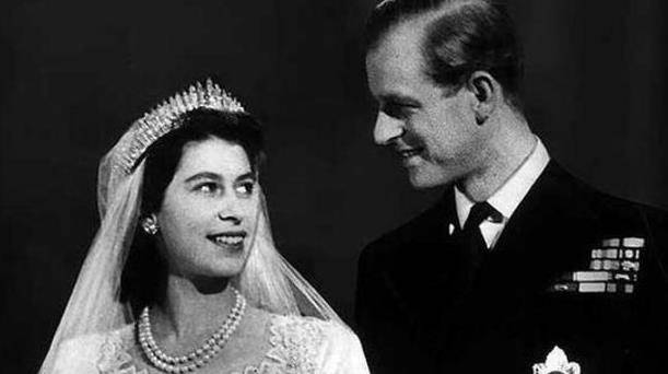 原创英国女王年轻时到底多美丈夫不许她单独出门放弃王位伴她左右