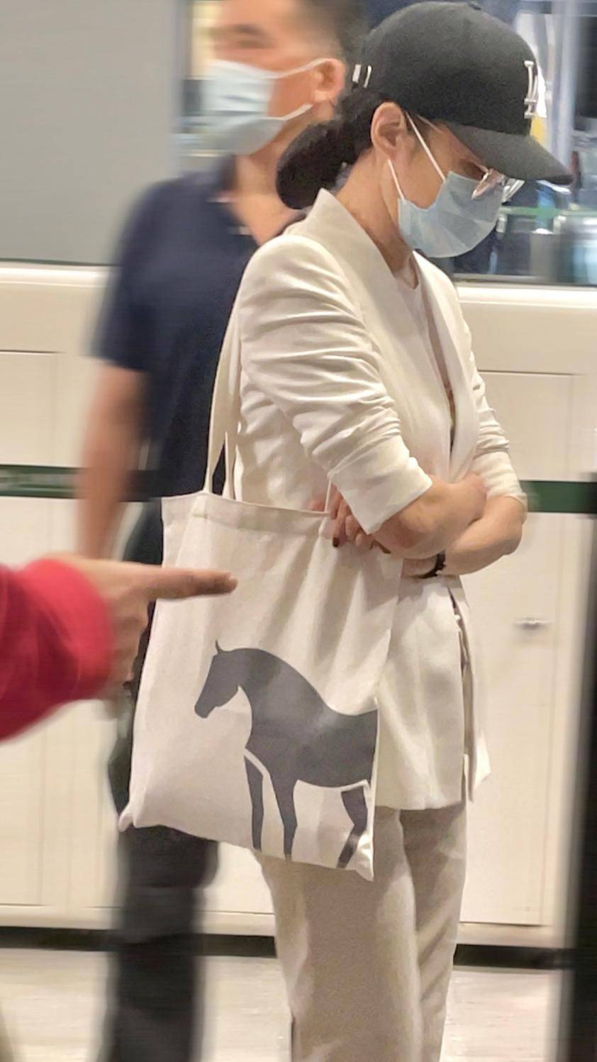 女神|周涛才是真女神！53岁穿青色渐变礼裙气质倾城，冠绝一众女星