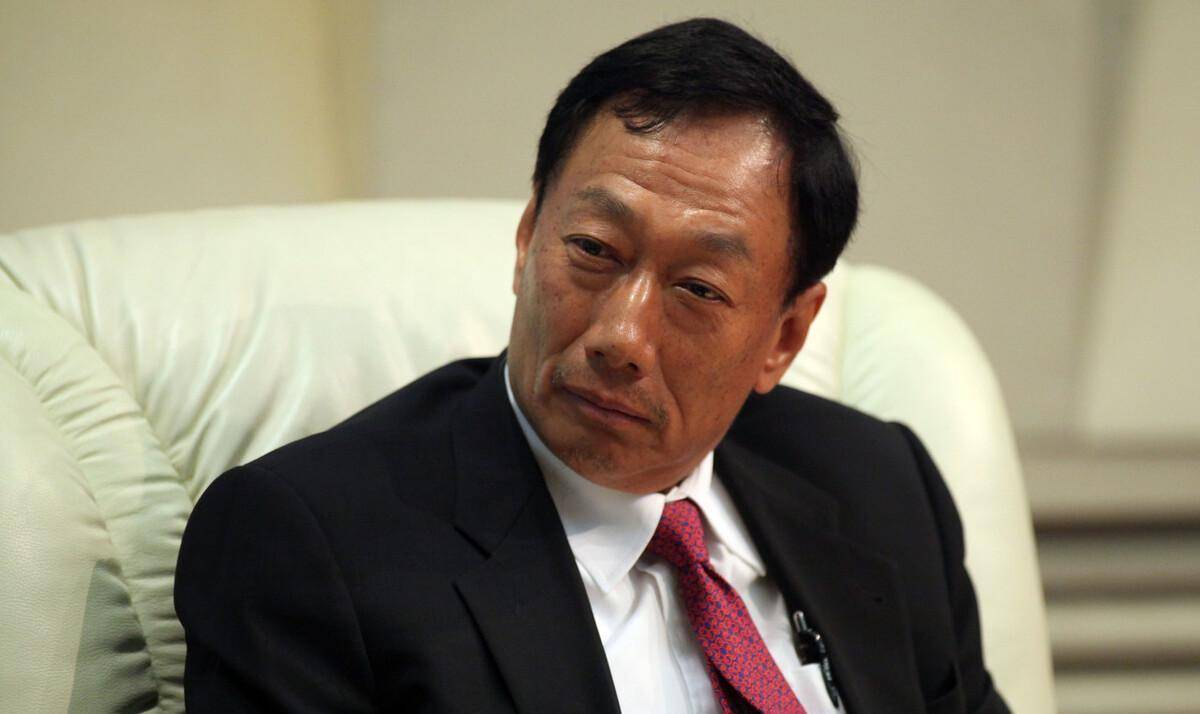 富士康老板娘庆结婚周年!穿香槟长裙怀抱花束,手上鸽子蛋太抢镜