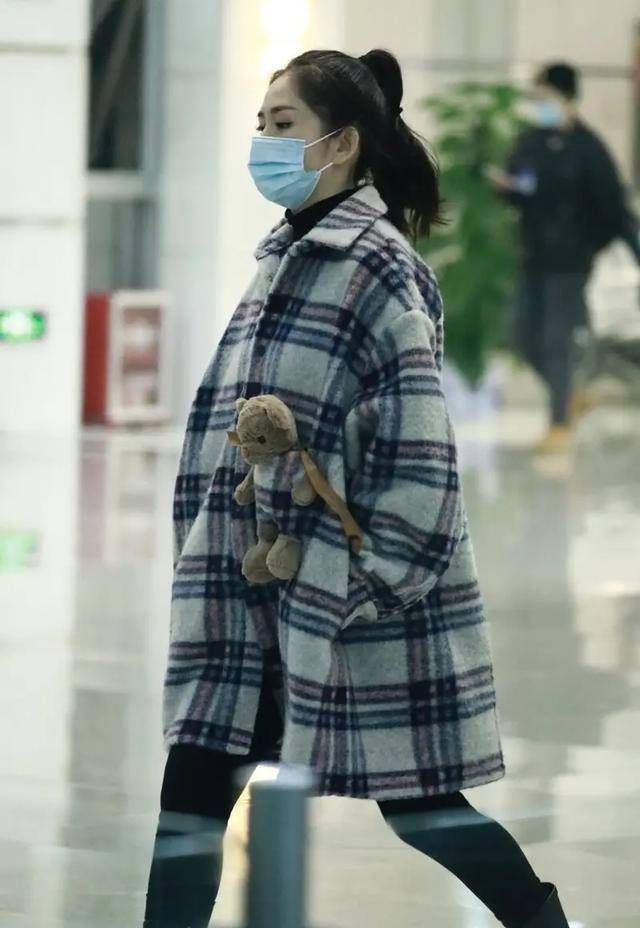 大衣|谢娜怀孕后首次走机场,穿大衣孕肚遮不住,只长孕肚腿比空姐还细