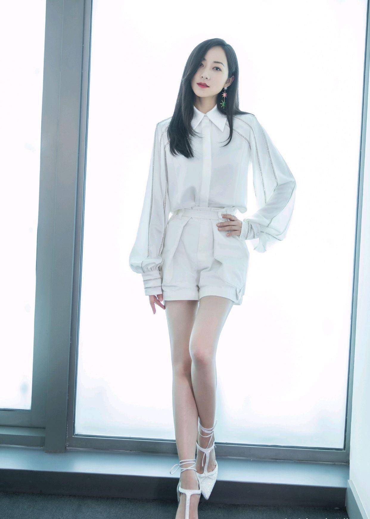 韩雪|韩雪的气质迷人，穿蓝色连衣裙巧用“细线”来点缀，高级又不单调