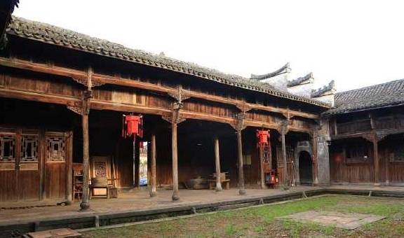 浙江有座清朝古建，近700根柱撑起70间房，有老人在这住了80年