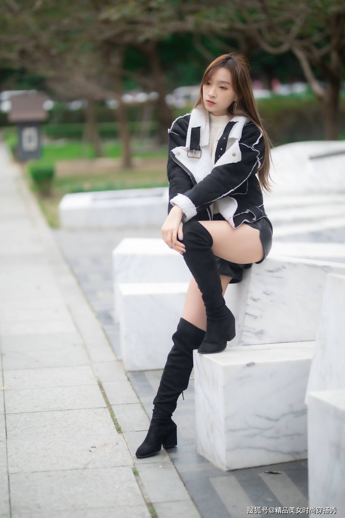 颈部|黑色皮短裤搭配高跟长靴完美收官，大长腿和苗条感觉都有了