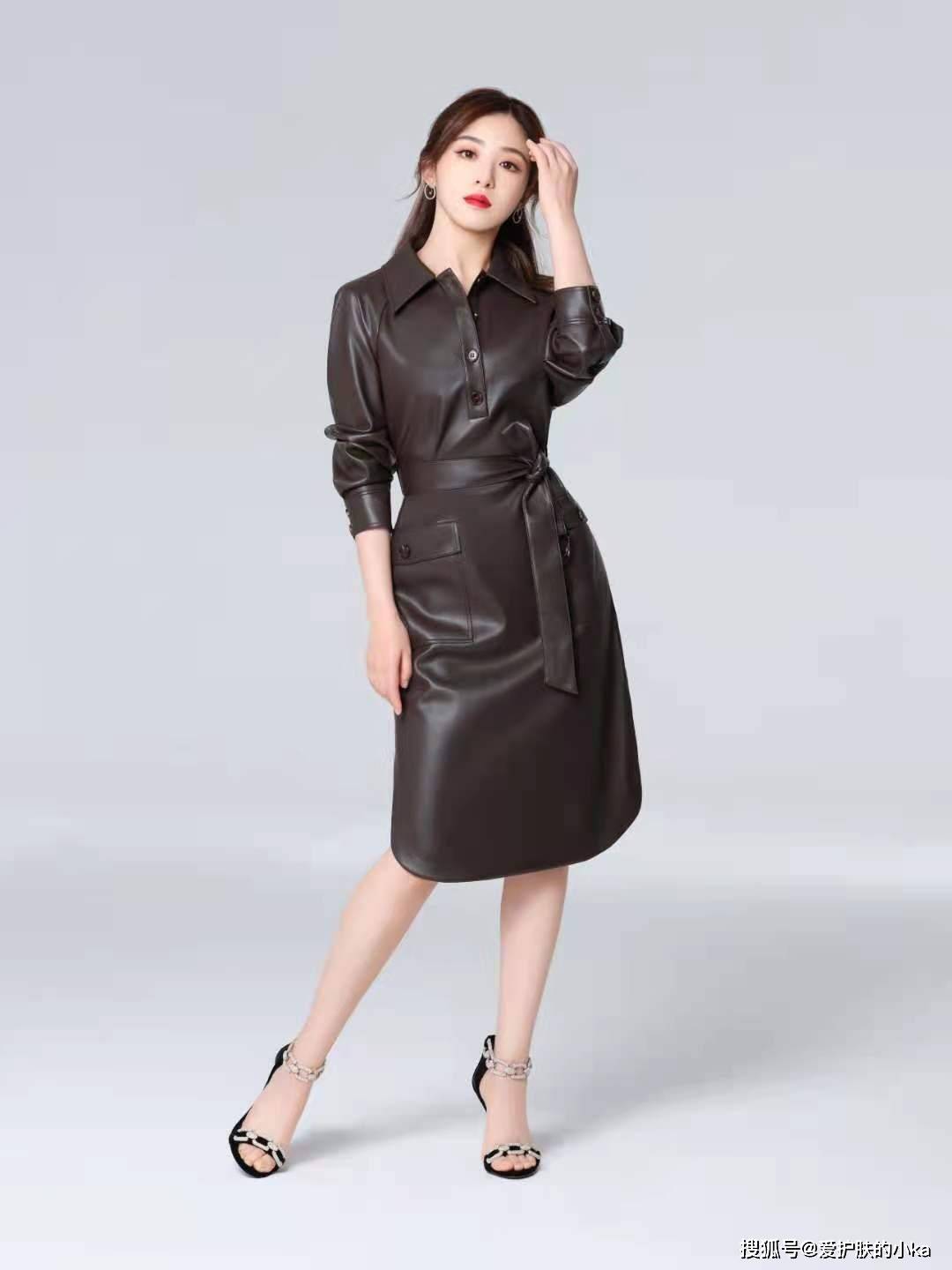 张含韵|32岁张含韵气质好甜，穿霸气皮裙依然像个小女孩，出道17年没变化