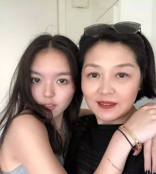售价|对比很强烈，曾被嘲“最丑的星二代”的李咏女儿，如今越长越好看