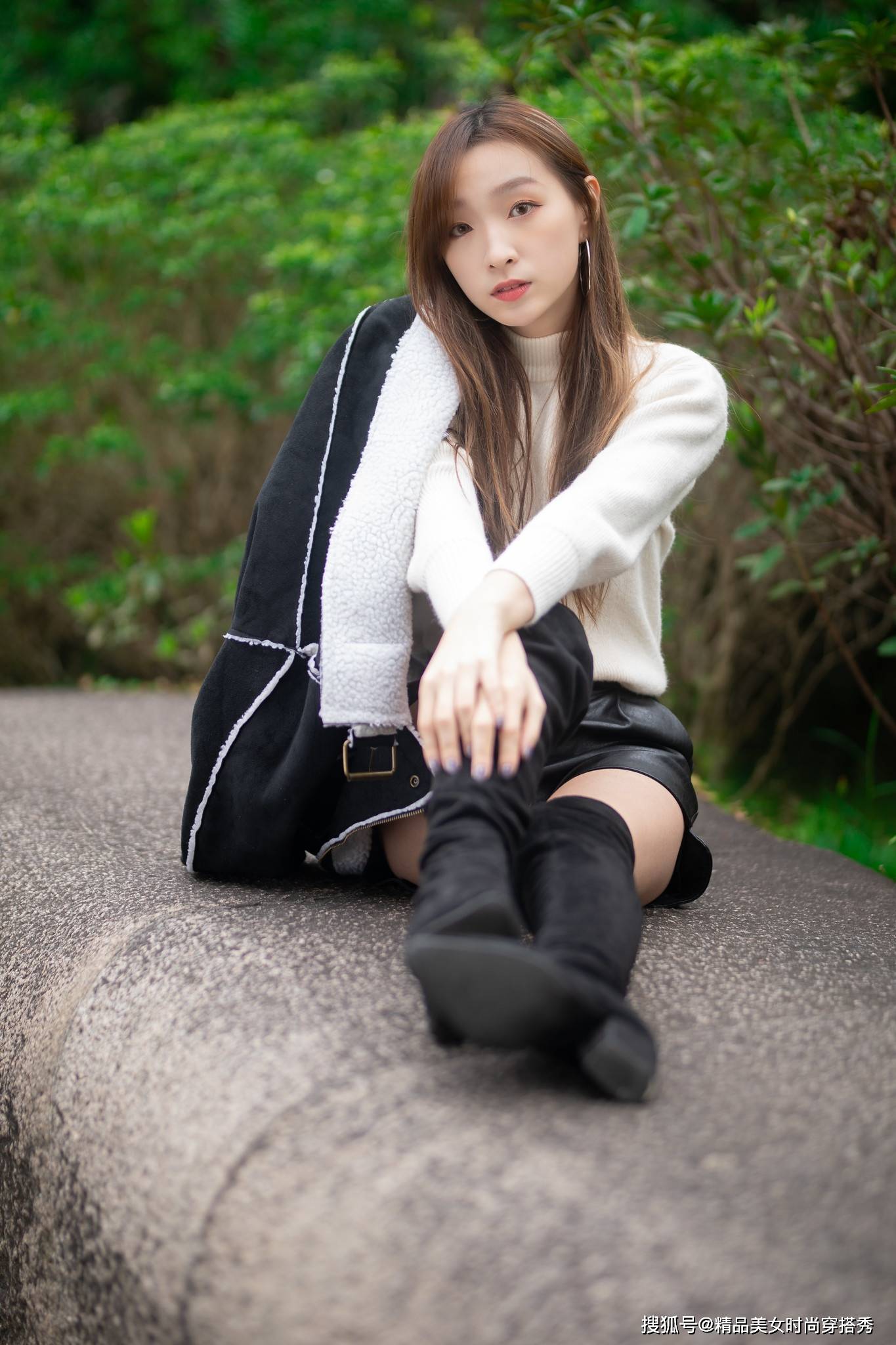 颈部|黑色皮短裤搭配高跟长靴完美收官，大长腿和苗条感觉都有了