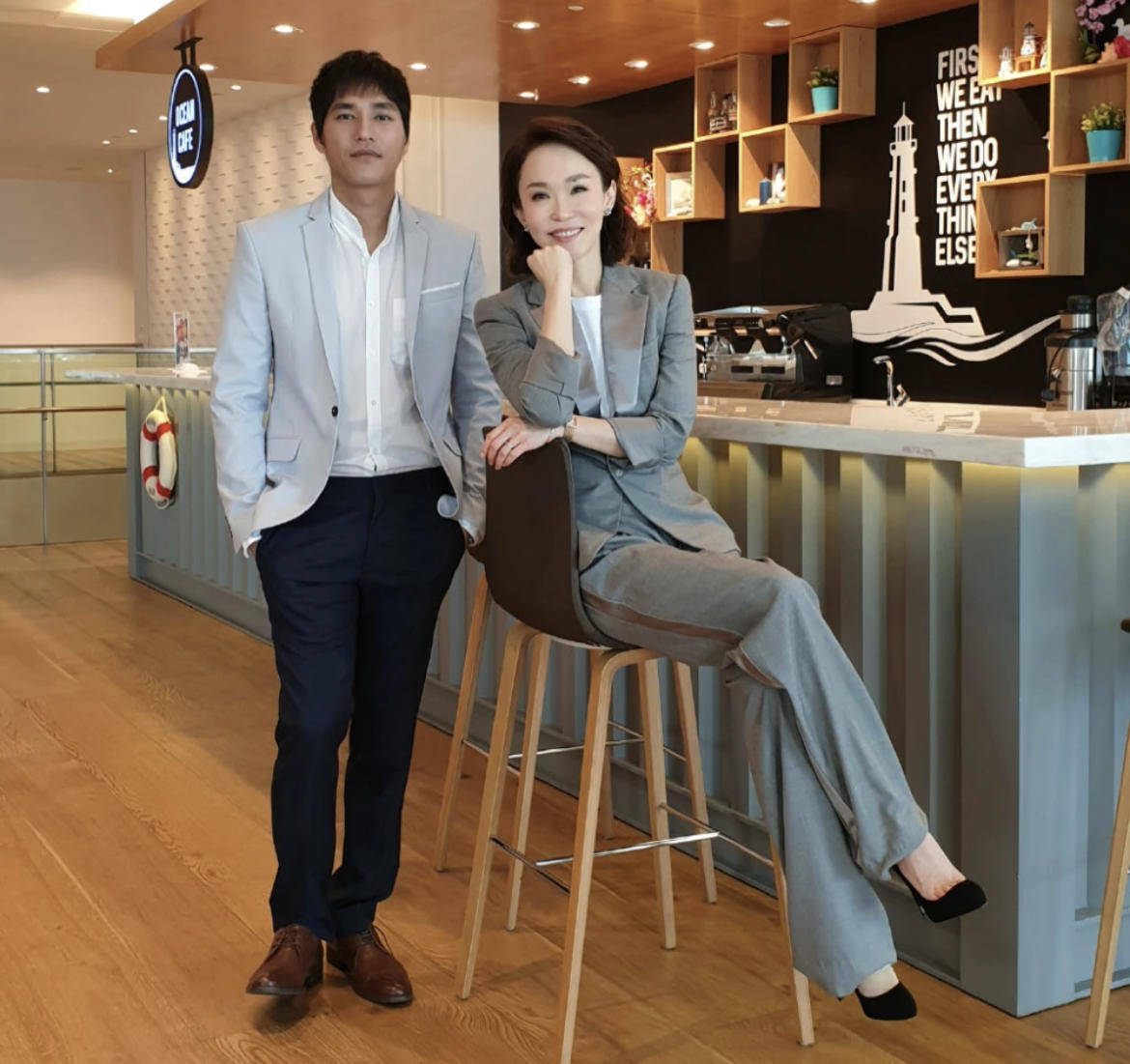 身材|范文芳也太有“心机”了,穿修身长裙秀身材还不够,美背更惹眼