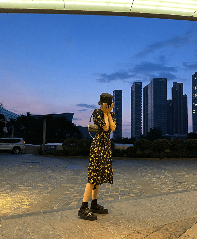 迪丽热巴|时尚果真是个“圈”，迪丽热巴穿着凉鞋配丝袜，奶奶都爱这么穿