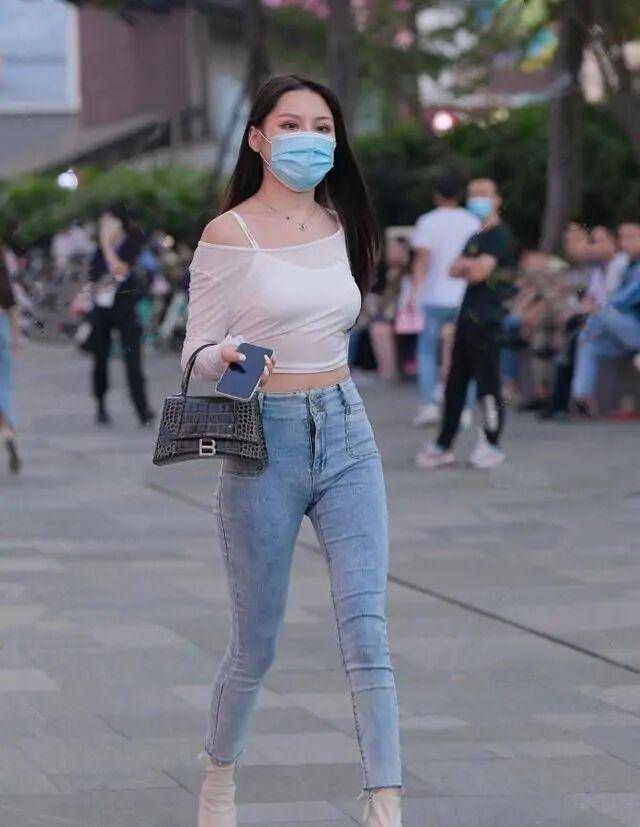 条纹|黑白配一直是经典搭配,也是很多优雅穿搭的重要元素,精致又时尚
