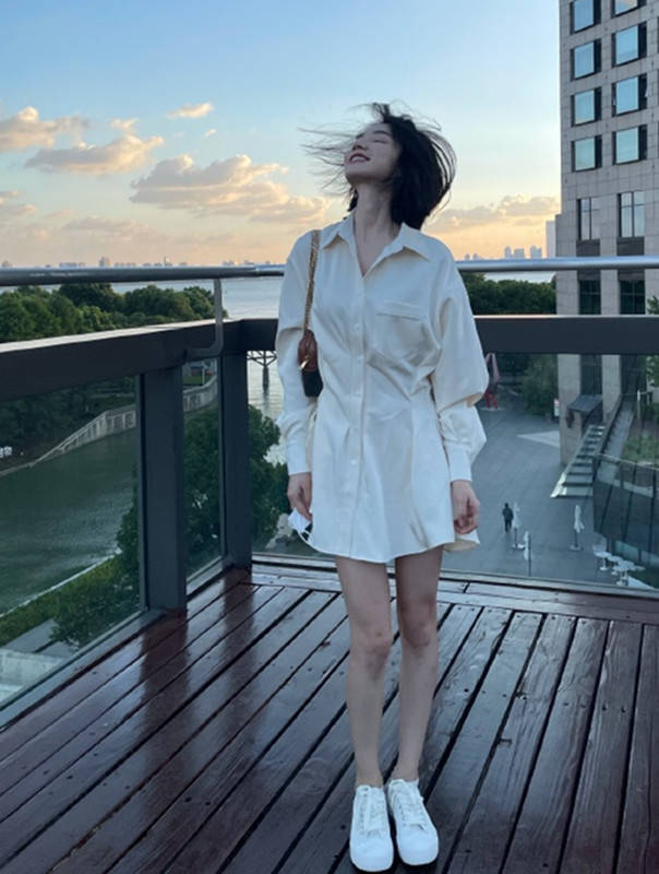 代斯|嘉行真是盛产“腿精”，前有老板杨幂，后有穿衬衫裙的代斯，羡慕