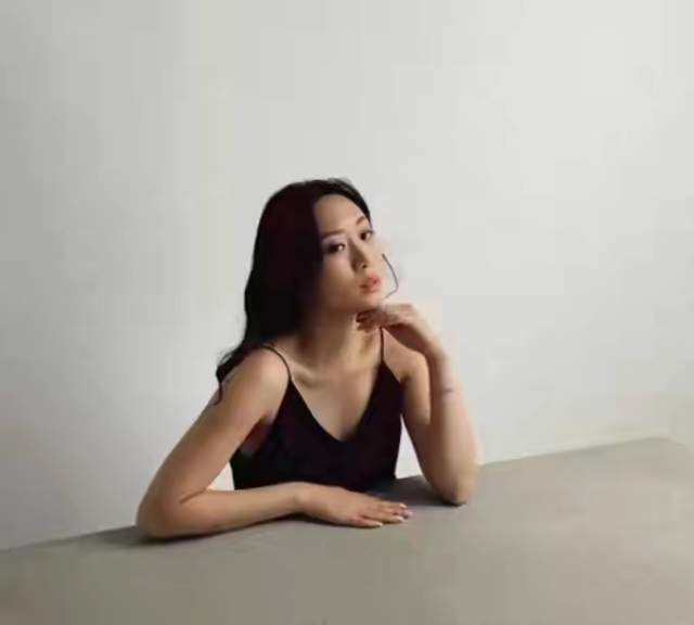 李丽珍|李丽珍女儿近照，穿吊带性感身材不输妈妈，爸爸同款龅牙拉垮颜值