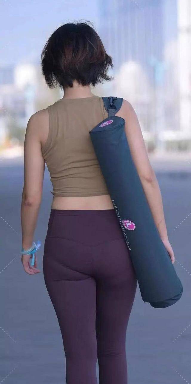 魅力|圆领背心搭配运动健美裤,展现女性的成熟魅力,穿出时髦感