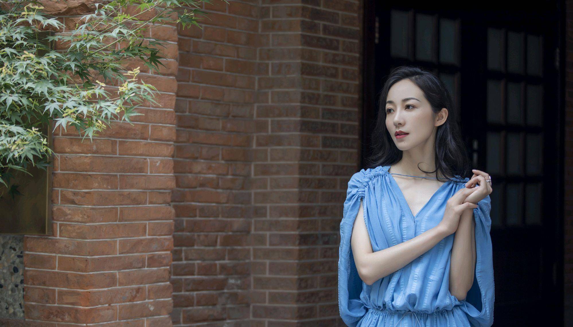 韩雪|韩雪的气质迷人，穿蓝色连衣裙巧用“细线”来点缀，高级又不单调