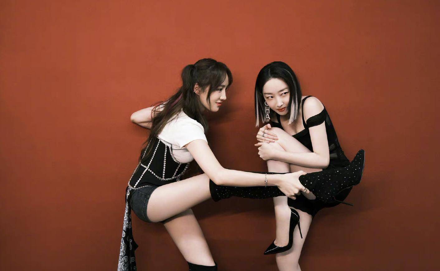 蒋梦婕|蒋梦婕和孟佳现身成都见面会，黑白配紧身搭配秀大长腿，养眼