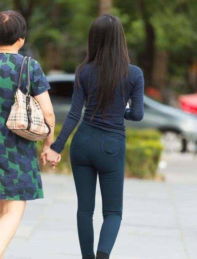 设计|黑色贴身上衣搭配黑色打底裤，设计感十足，衬托出不一样的气质