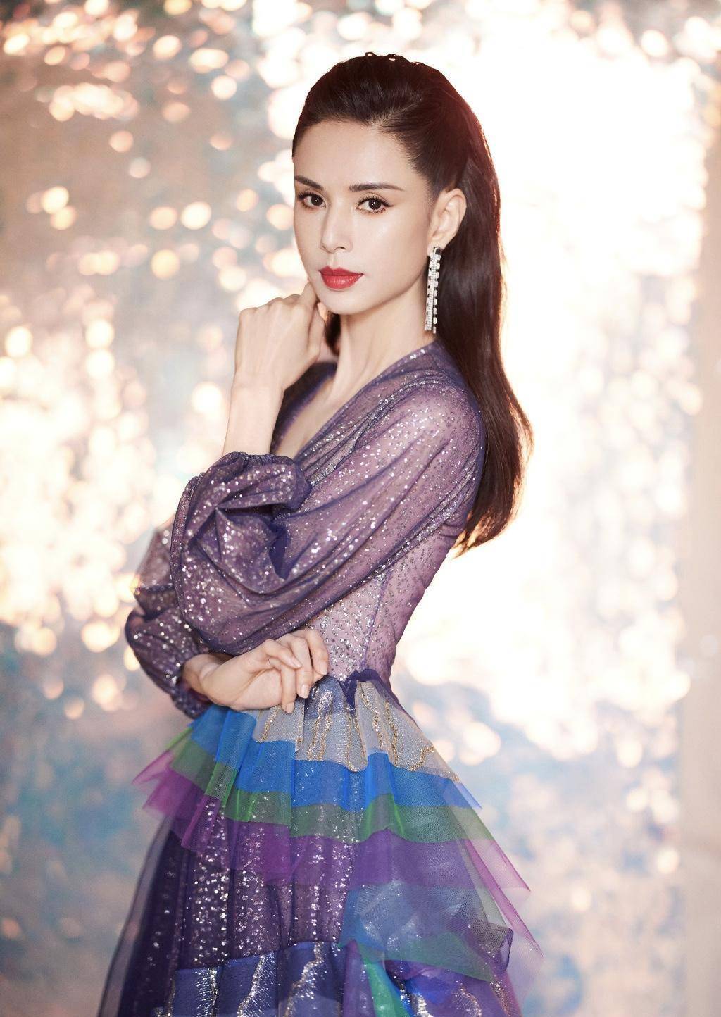 亮片|李若彤不愧是神仙姐姐，穿一件亮片裙连衣裙，衬得她气质神秘高级