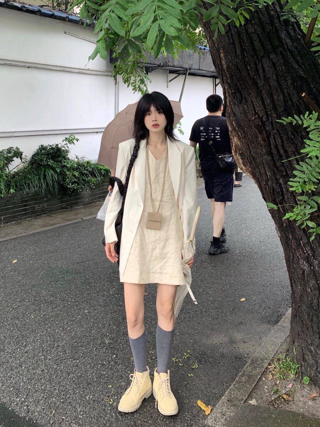 感觉|早秋这样搭，波波头短发搭配大地色衬衫连衣裙，复古又潮流 ！