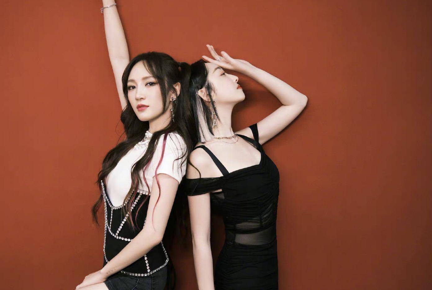 蒋梦婕|蒋梦婕和孟佳现身成都见面会，黑白配紧身搭配秀大长腿，养眼
