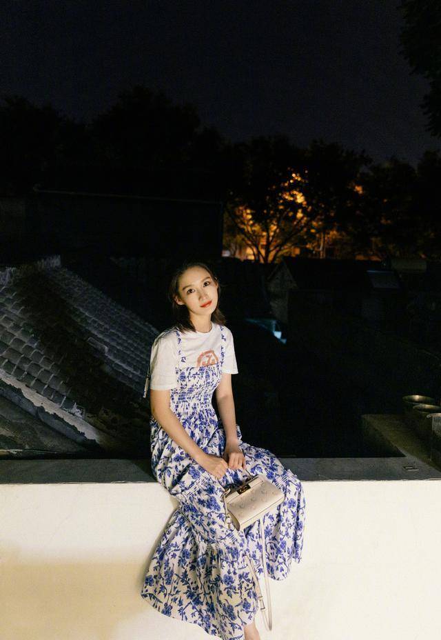 程度|李沁撞衫宋茜,同穿蝴蝶结泡泡袖上衣,同款细腰难辨胜负!