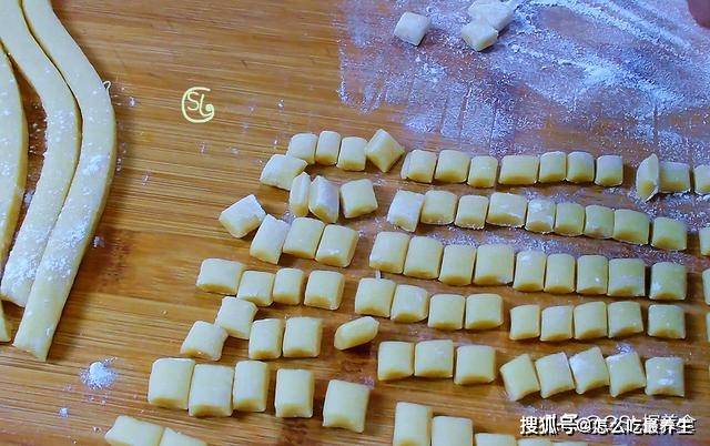 做法|两个鸡蛋，加半碗面粉，自制零食，焦香酥脆，孩子一口一个吃不停