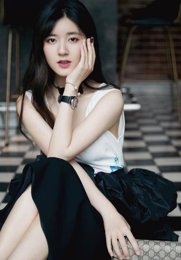 身材|赵露思为显身材也是拼了，露锁骨能放一个碗，网友：不足80斤吧