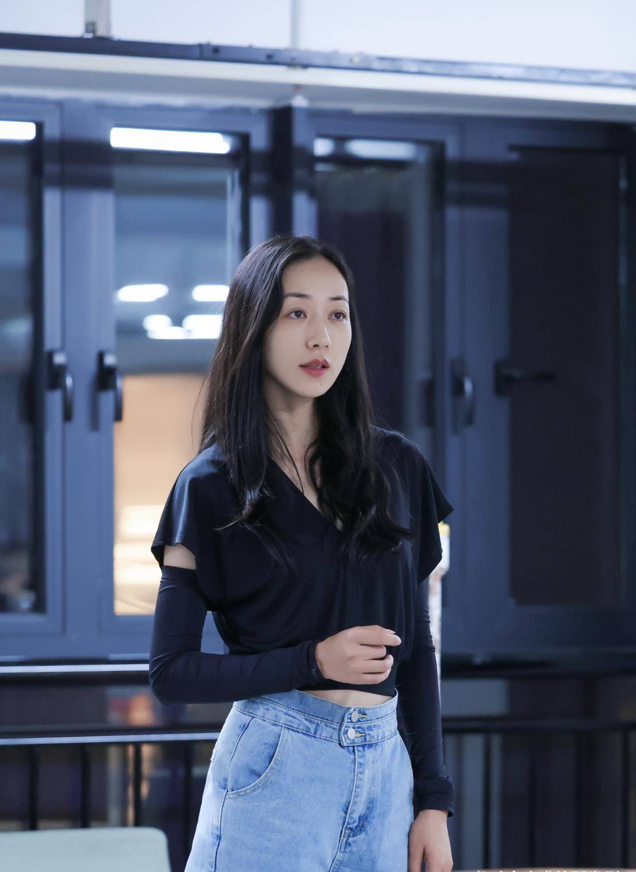 女神|韩雪不愧是公认女神!黑T恤搭牛仔裤,简约组合也能衬出绝佳气质