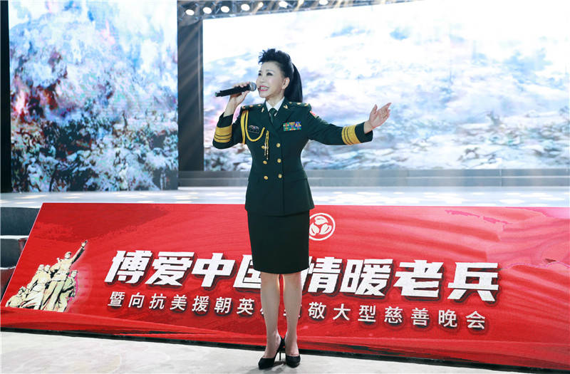 著名歌剧表演艺术家孙丽英演唱《英雄赞歌》.