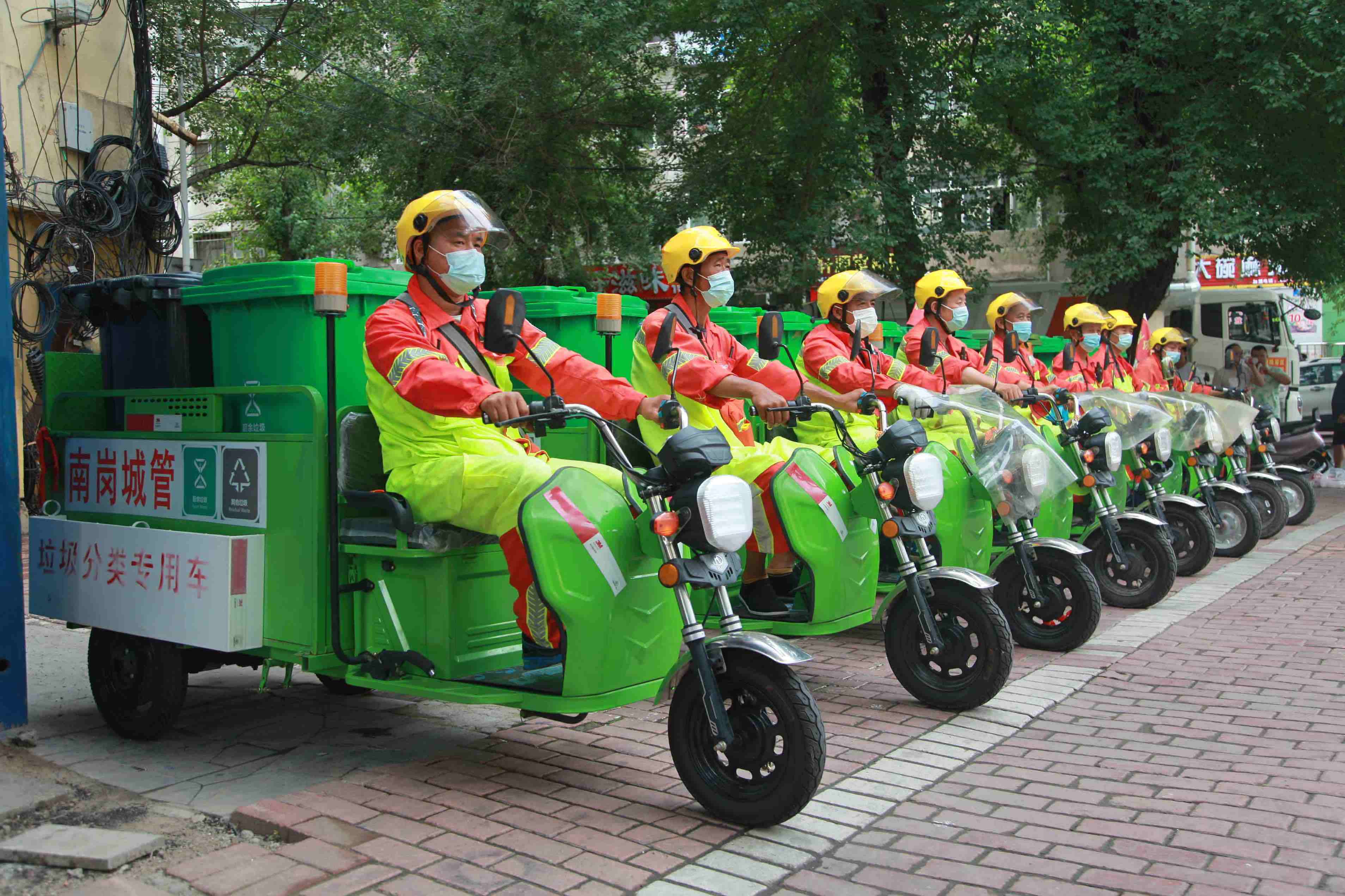 90台生活垃圾分类收集车上岗哈尔滨南岗区九小门店垃圾分类全面规范