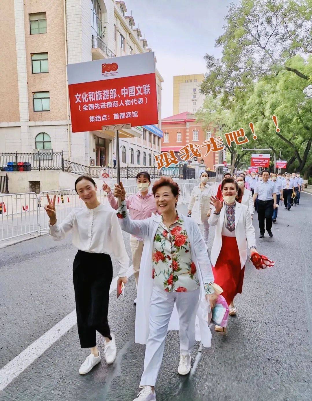 漂亮|在街头拍到王馥荔，72岁老态真实不假，但纯天然的还这么漂亮！