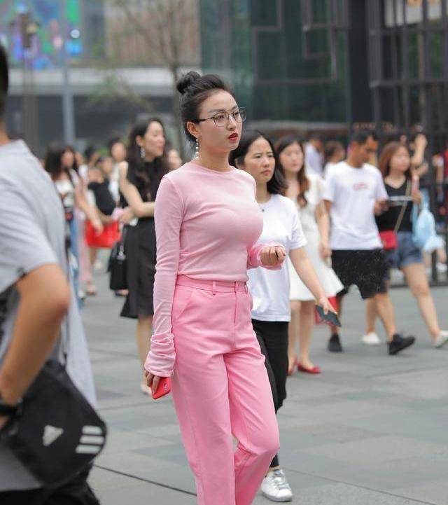 黑色|黑色镂空低领背心搭配白色破洞打底裤，大方自然，气质小家碧玉