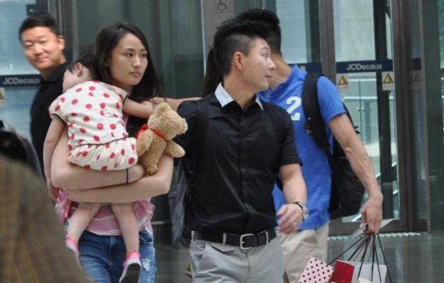 李小鹏|奥运冠军李小鹏的外国妻子，长相平平，但确实挺瘦的，身上没赘肉