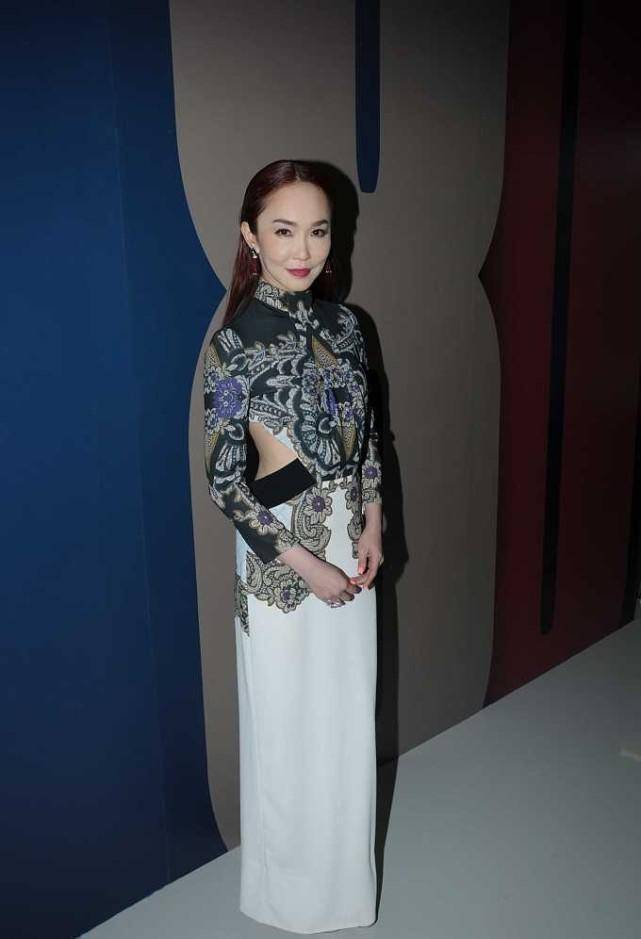 身材|范文芳也太有“心机”了,穿修身长裙秀身材还不够,美背更惹眼