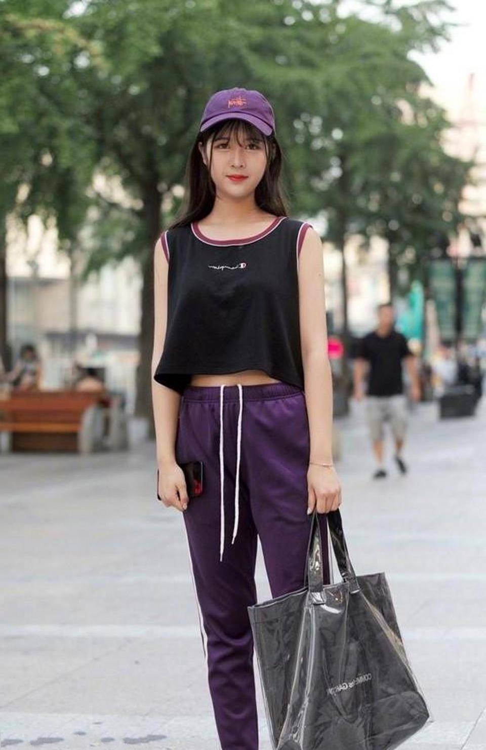 腰肢|街拍，美女穿一字肩连衣裙，凸显出腰肢的纤细动人