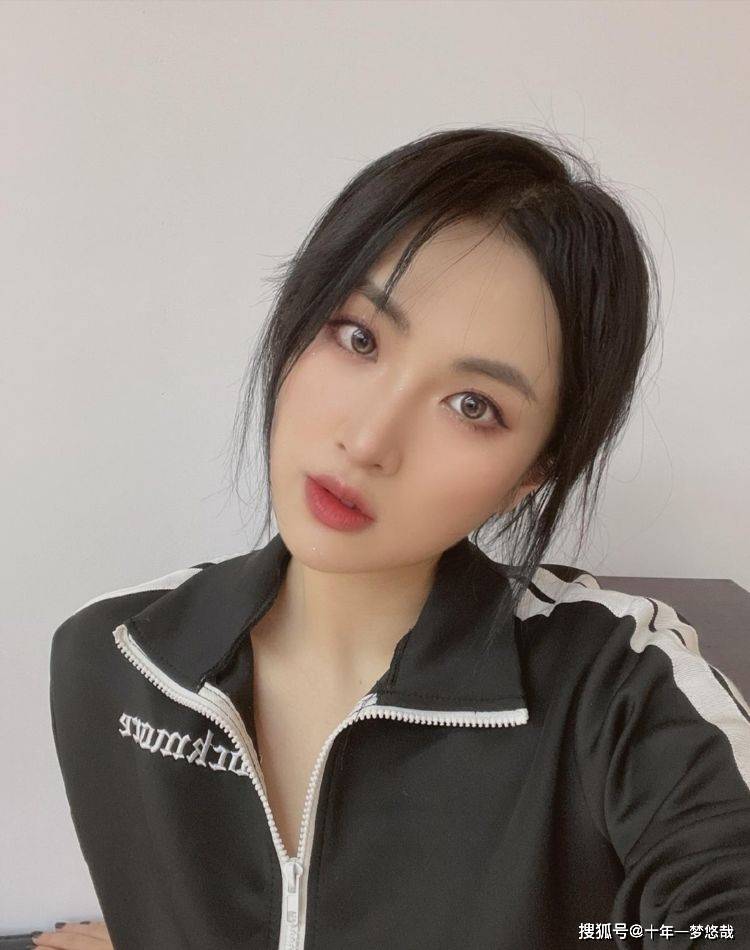 进行|华为总裁任正非小女儿进军演艺圈！身穿西装又飒又A，有点起范了