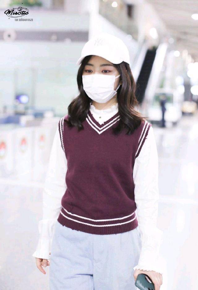马甲|谭松韵好有少女感，针织马甲配白衬衫清新脱俗，减龄俏皮像中学生