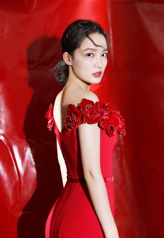 颜色|30岁李沁越来有女人味，穿红色礼裙凹造型，“蜜桃臀”也吸晴