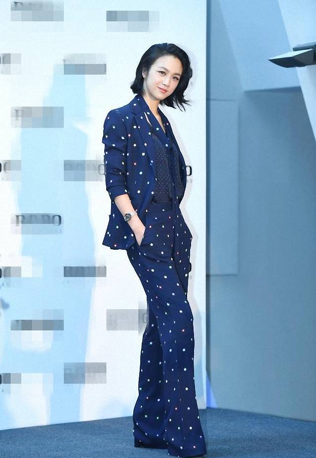 黑色|文艺女神汤唯也发福了，一袭蓝裙惊现水桶腰，巴掌小脸依然精致