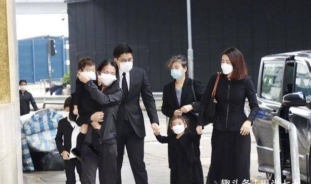 郭晶晶|郭晶晶亲妈随一家五口露面，头发花白很朴素，与婆婆朱玲玲差别大