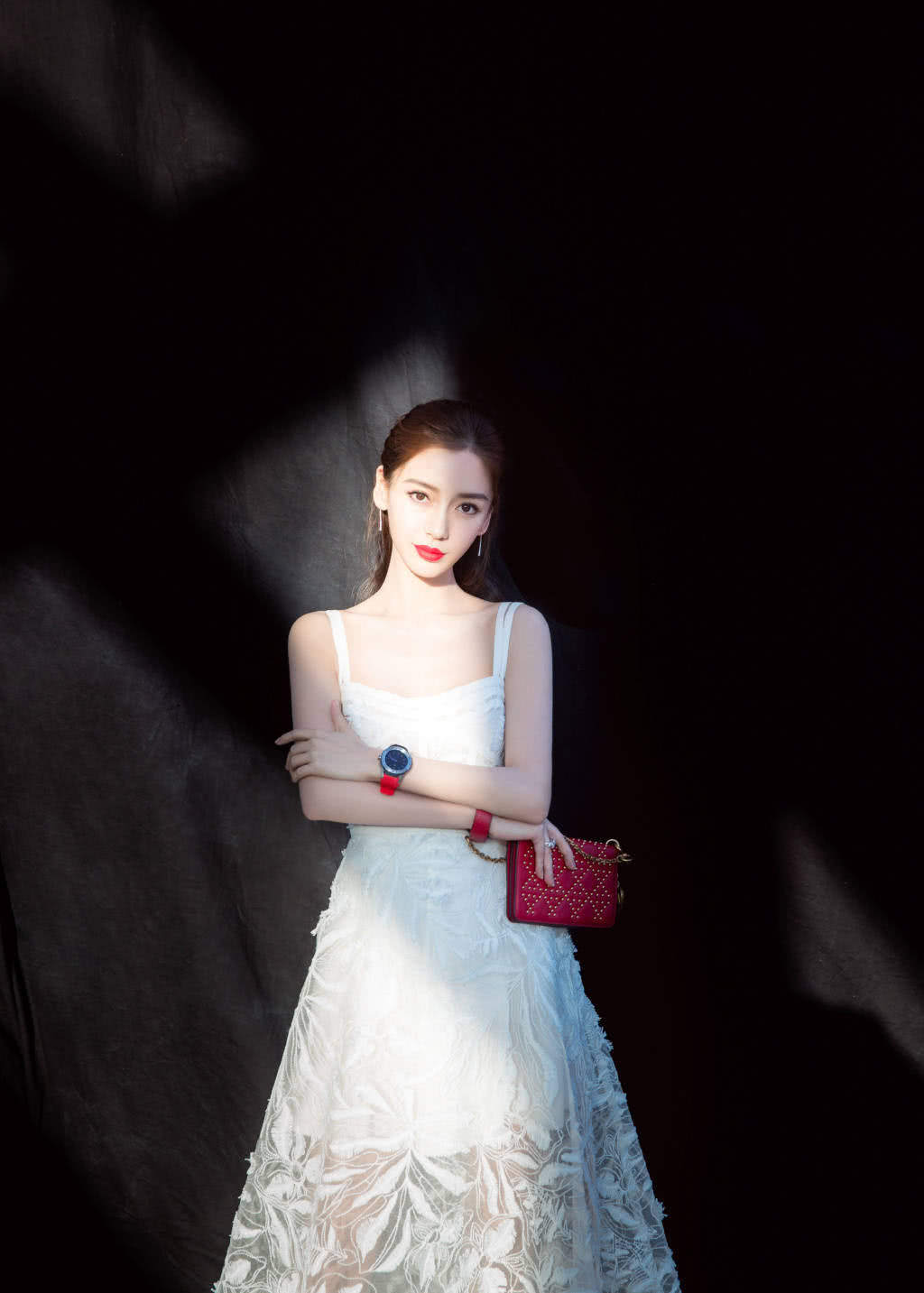 曲线|杨颖穿搭超短金属裙大秀美腿，网友：身材好