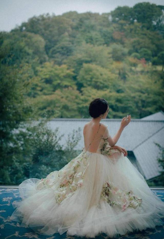 颜色|30岁李沁越来有女人味，穿红色礼裙凹造型，“蜜桃臀”也吸晴