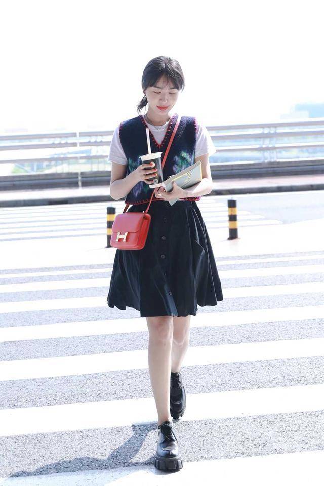 马甲|谭松韵好有少女感，针织马甲配白衬衫清新脱俗，减龄俏皮像中学生