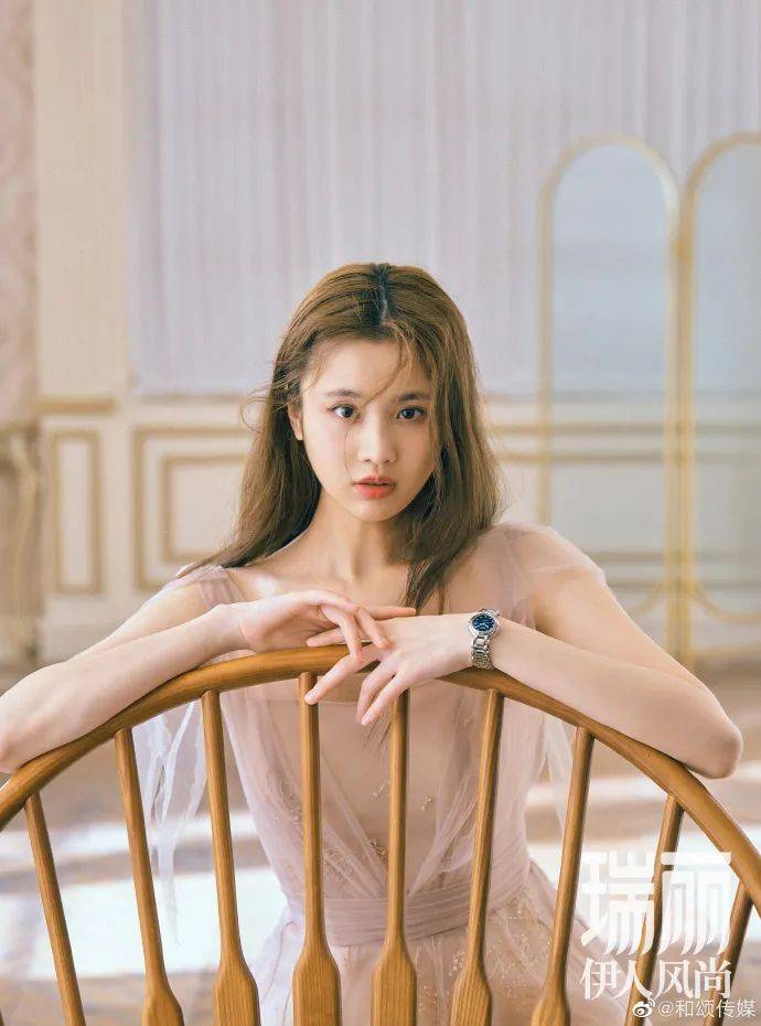 身材|张慧雯最新封面写真很美艳妖娆!雪肤玉貌太性感靓丽