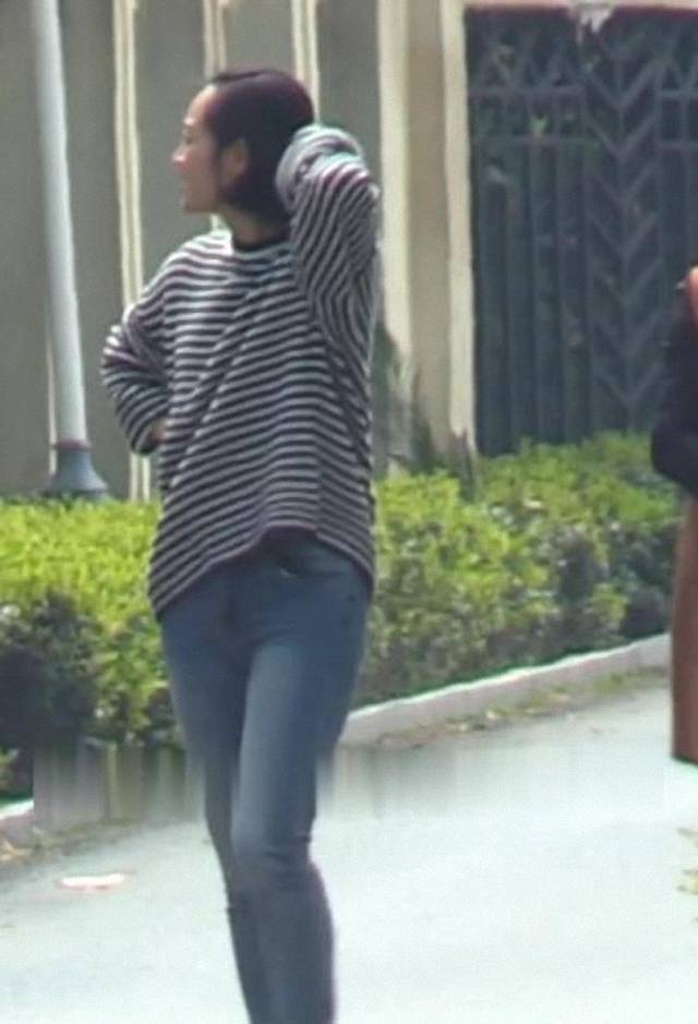 身材|朱丹挺厉害，怀二胎4个月还自己抱娃，穿宽松长袖还配紧身牛仔裤