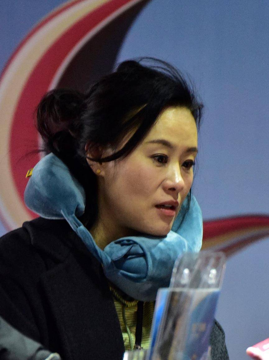 大气|邬君梅机场太随性，头发乱糟糟还秀素颜，暴露泪沟法令纹仍自信